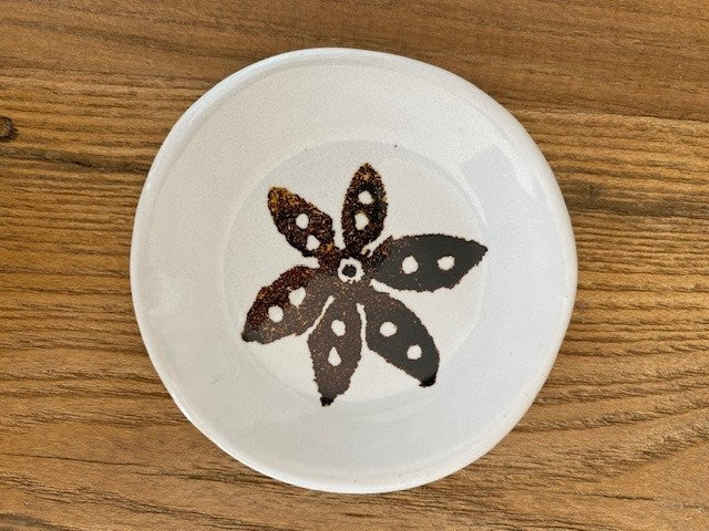 CERAMICS Small Flat Dish - Brown Flower | Halcyon Atelier